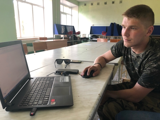 Даниил пользуется компьютером